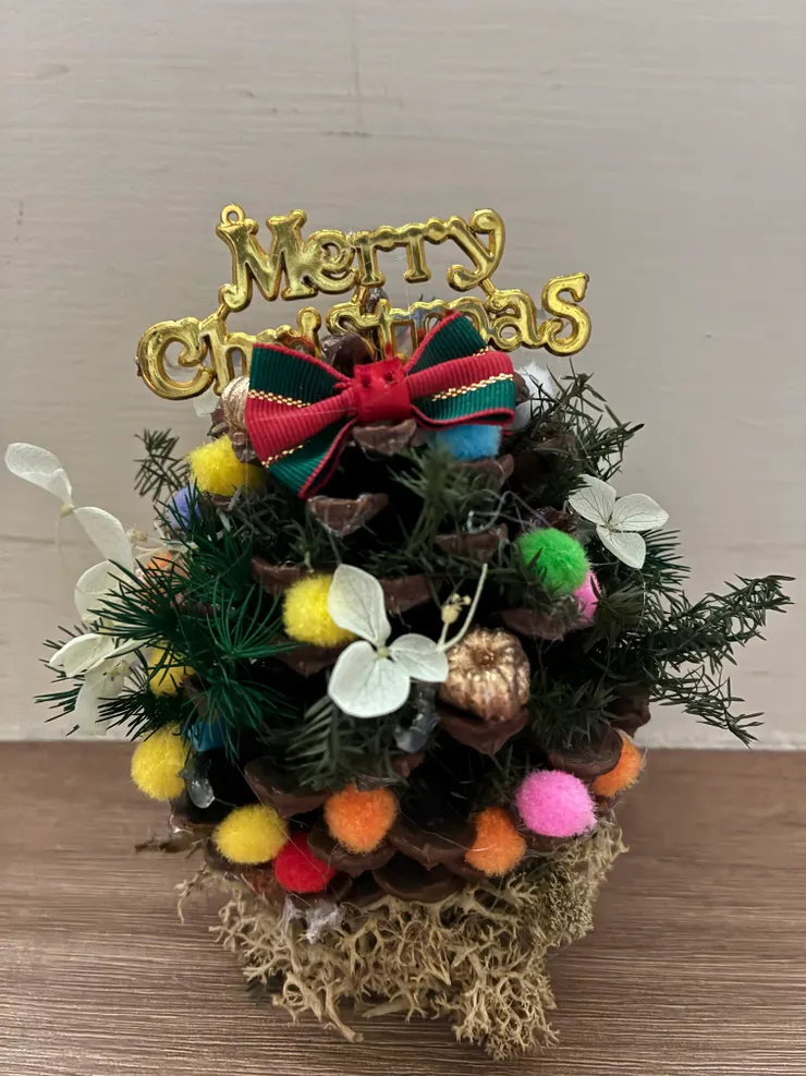 充滿童趣的超大松果繽紛聖誕樹完成！