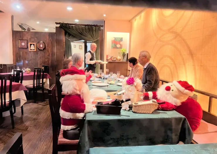 把聖誕老公公請進屋𥚃用餐，這畫面吸引了我