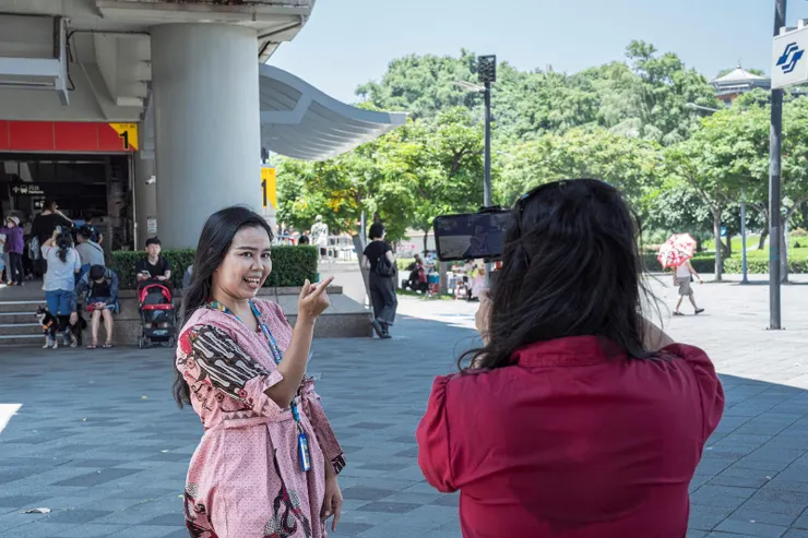 短影音課程設計帶領移工與國人朋友前往圓山花博實地演練拍攝。圖：主辦單位提供