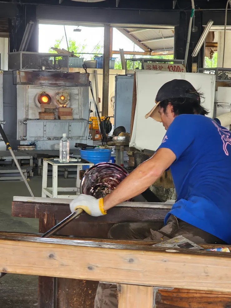 正在製作玻璃藝品的師傅。