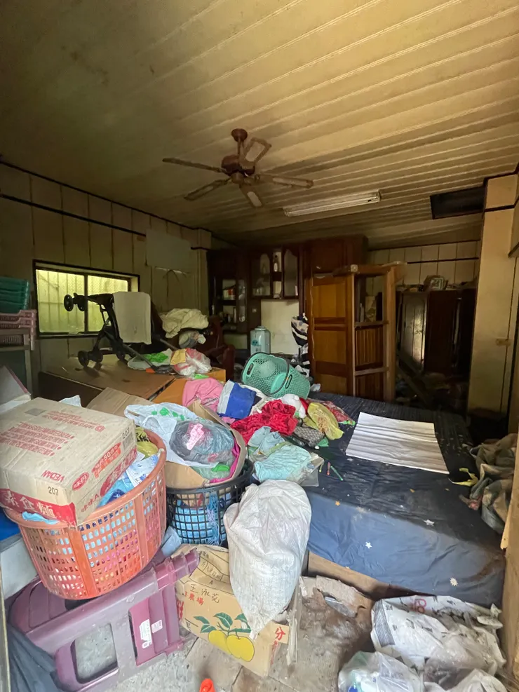 農舍開門的場景