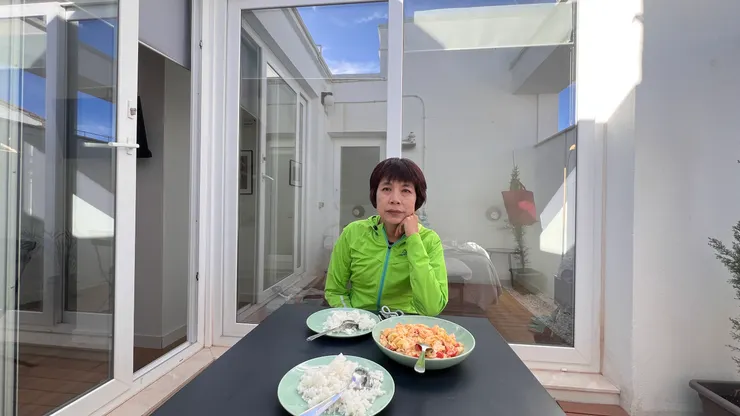 洋蔥、蕃茄和鮪魚罐， 一起拌炒雞蛋當早餐。