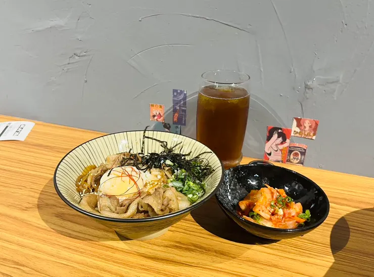 豚丼搭配泡菜與烏龍茶