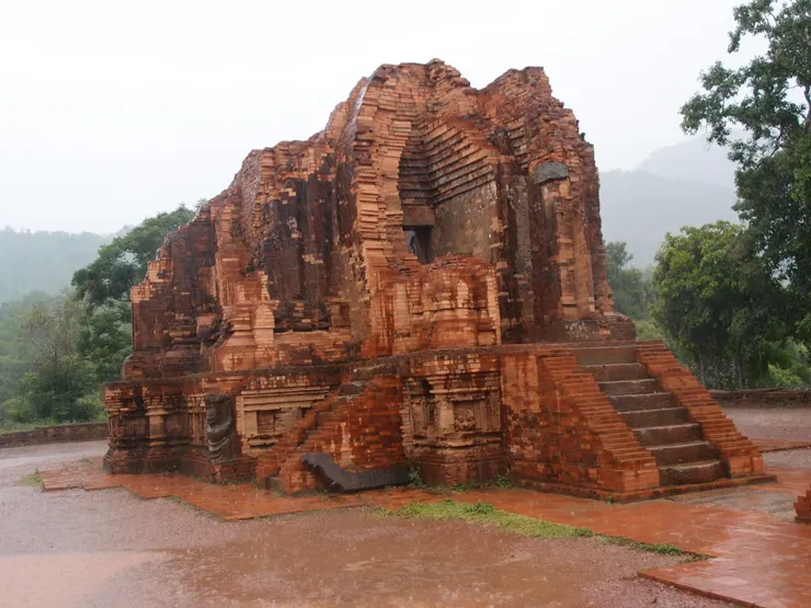 G 區的建築在近代經過了較大規模的修復（由義大利專家團隊協助），因此磚塊的顏色看起來比 B 區更鮮紅、更整齊。