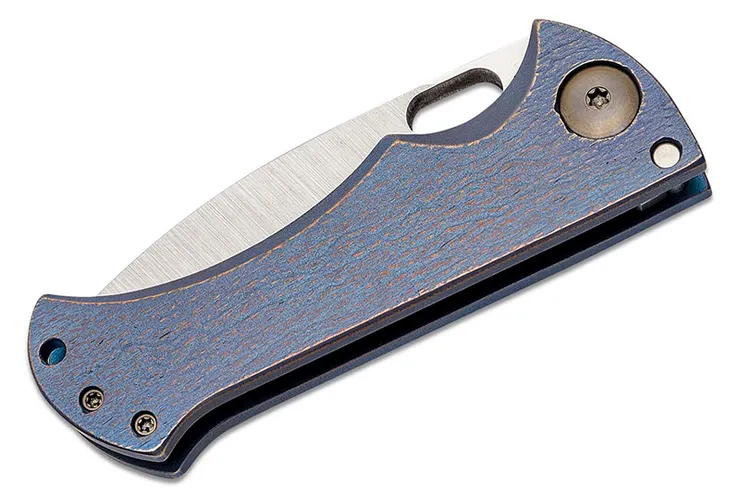 血鯊折刀款，收起狀態，第一指槽處可見刀片上膠囊形開刀孔。