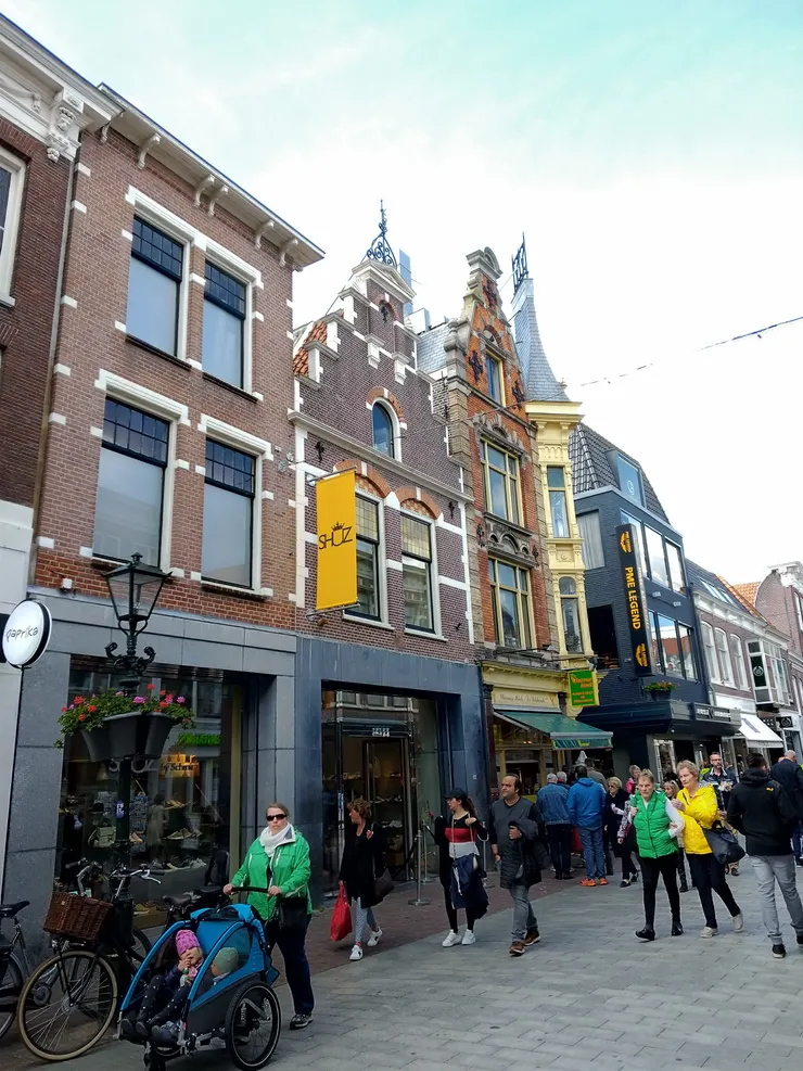 兩邊商家的建築都十分古老