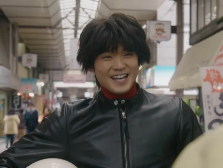 「極度不妥」中，睦前輩爽朗的出場（照片來源：Ｎetflix）