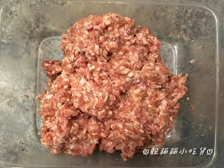 絞肉加入醃料拌好後醃6小時