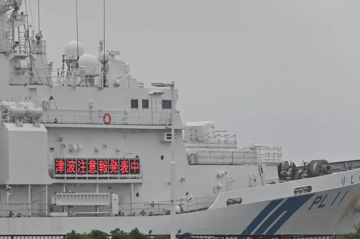 稚內港邊停靠的船隻上依舊顯示著「海嘯注意報」的字樣/攝影:NANA濕婦