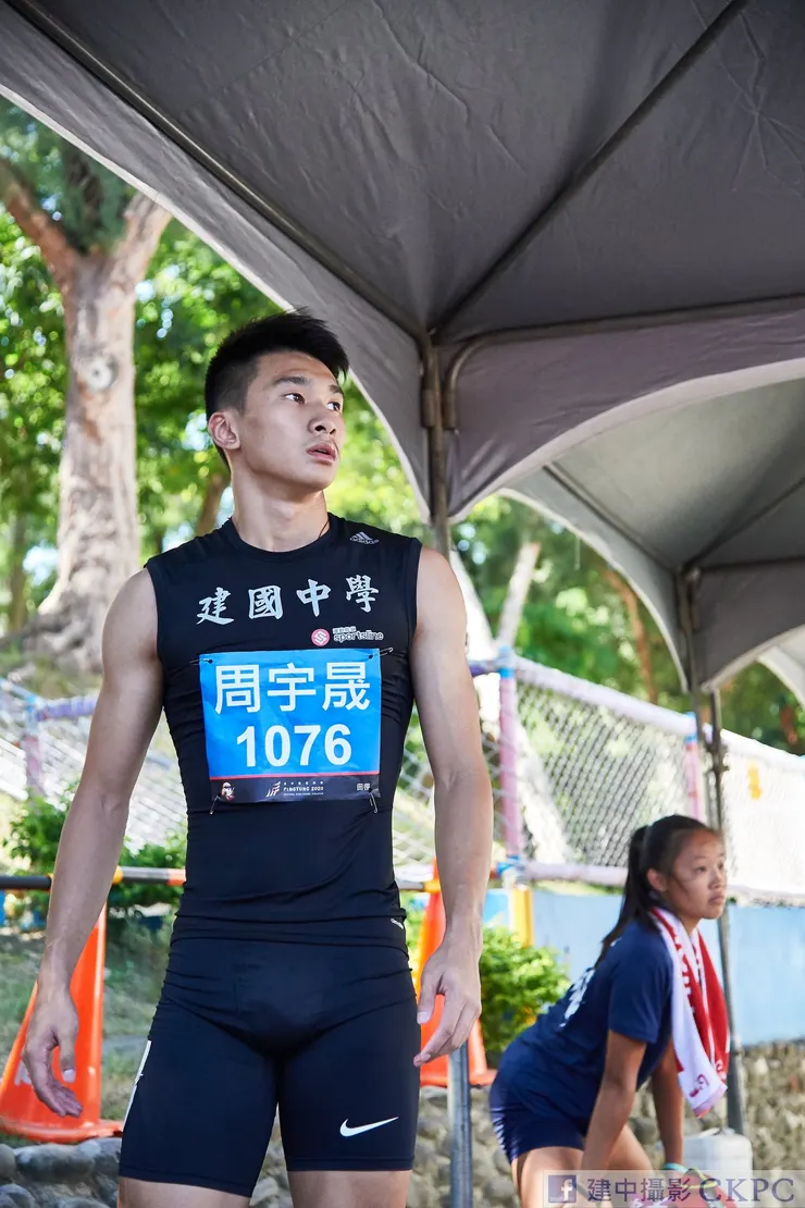 周禹晟：十八歲，身高一百八十六公分，體重七十五公斤，前建中田徑隊隊長，高中畢業後被迫加入兩棲偵搜營，海軍陸戰隊兩棲專長班第１９９期第四艇艇長。