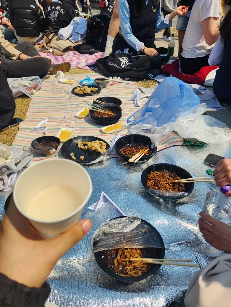 愚人節那天高麗大學生會一起變裝，吃炸醬麵，我也跟著KUBA夥伴們野餐