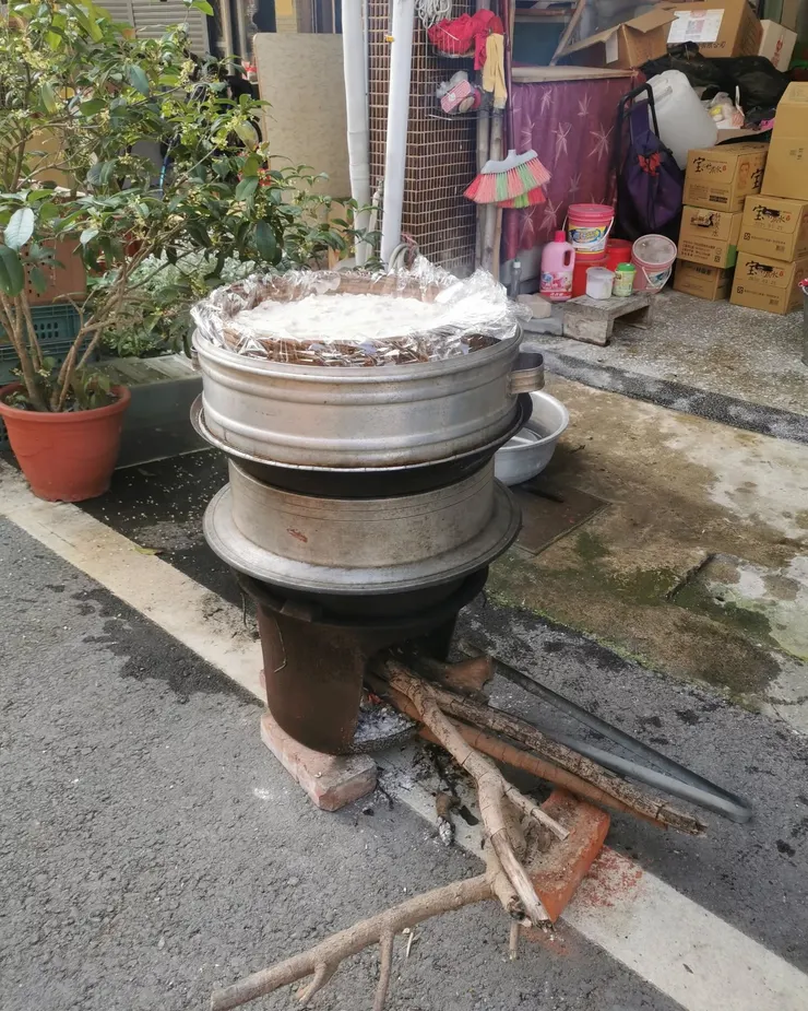 遭遇地震還是要過年，同條路的鄰居在炊粿