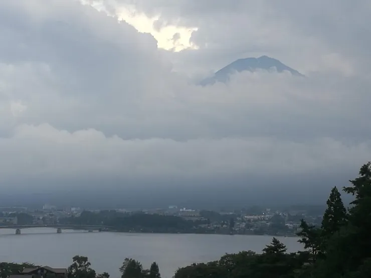 在一堆雲當中探出一點點頭的富士山