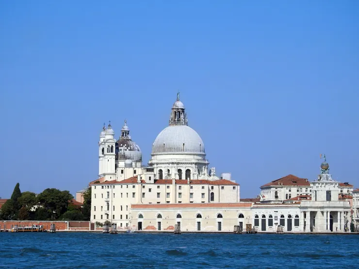 聖喬治馬焦雷教堂廣場望向安康聖母聖殿