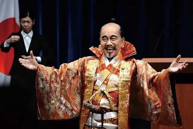 小說著墨比較少，電影中豐臣秀吉(竹中直人)無論外觀與做事的華麗手法，也算是應該要用影像出來才好看。