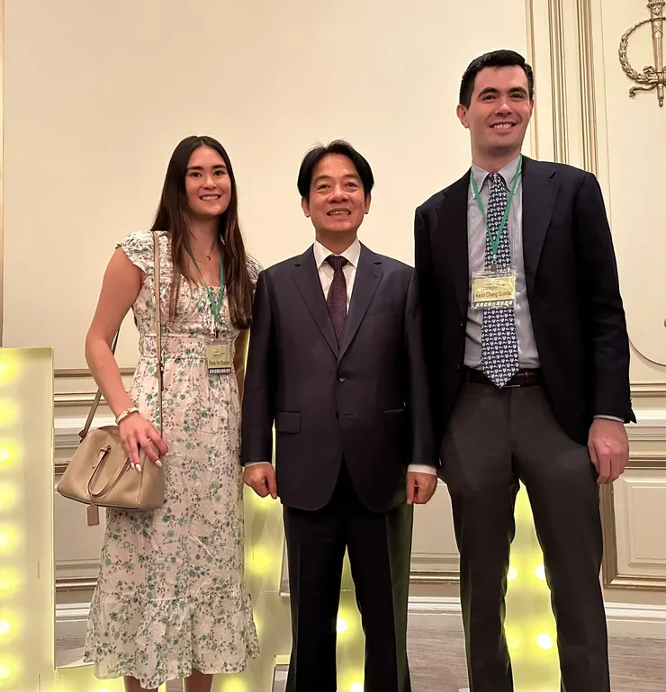 主張保護生理女性運動員權益的前賓夕法尼亞大學女子游泳運動員保拉·斯坎蘭（Paula Scanlan）2023年8月與時任副總統賴清德見面。圖片來源：Paula Scanlan/X