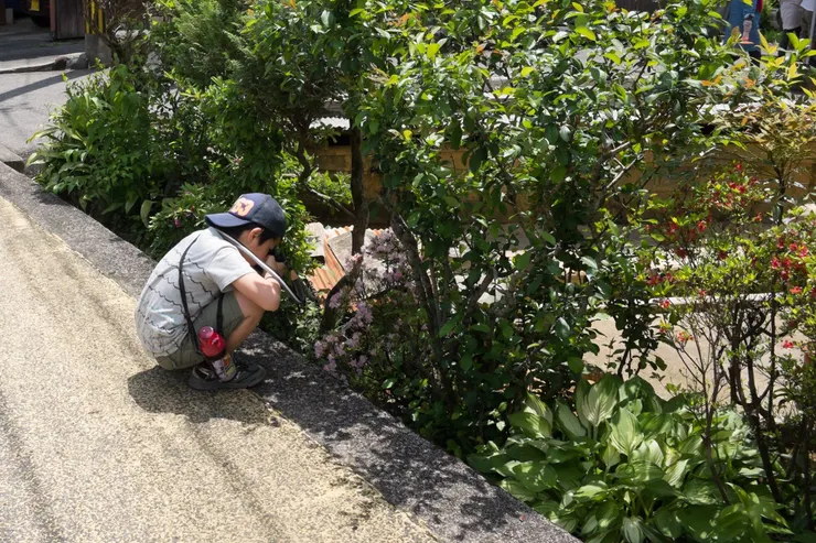 於日本旅遊時，觀察到持有專業相機的男孩，相當專注地在探索世界
