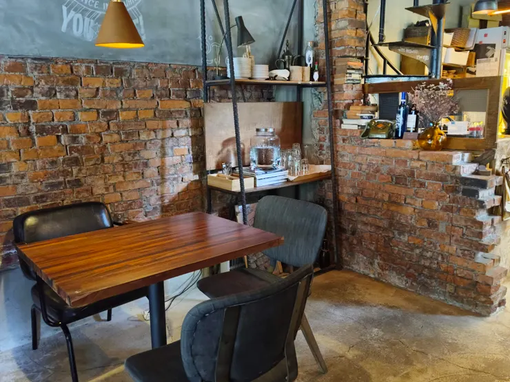 磚牆給人很強的視覺衝擊 - 2J Cafe一樓