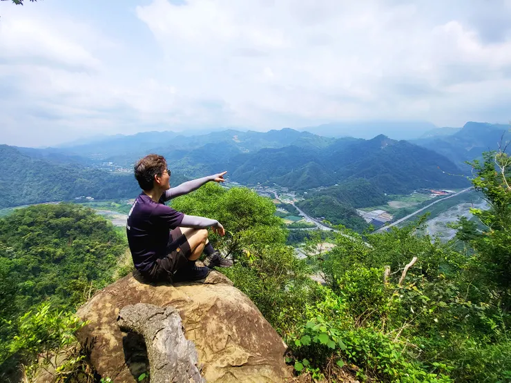 ▲三角點再往前走幾步，有個裸露岩石觀景點，可眺望後龍溪溪谷及大湖地區