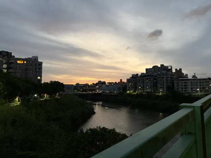 最後分享一下前天下班途中必經道路上的一景