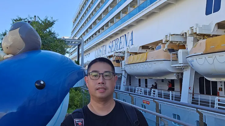 我頭頂是大大的歌詩達莎倫娜號英文字樣!