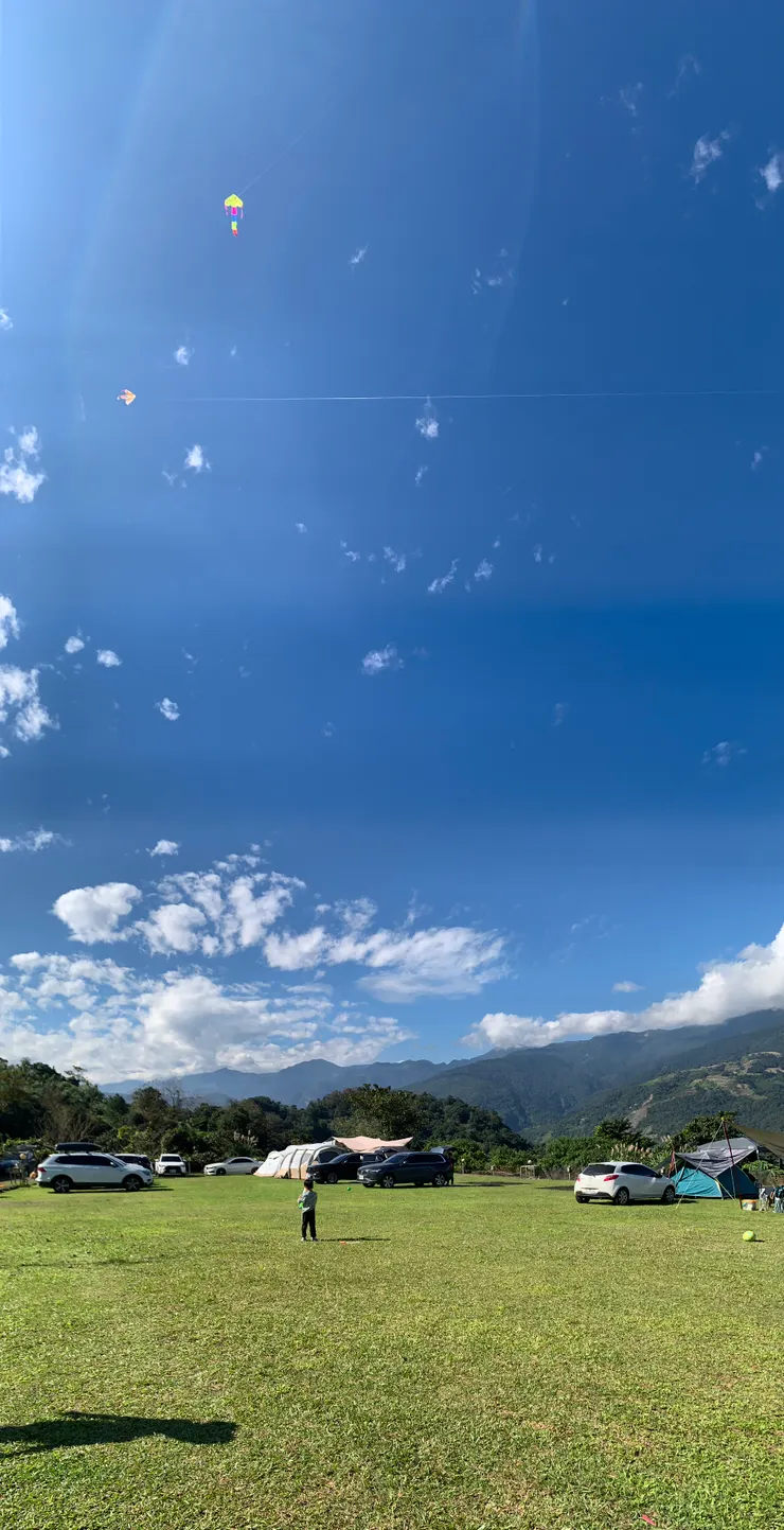 這張照片採用全景拍攝，好不容易才把空中的風箏跟營區拍在一起
