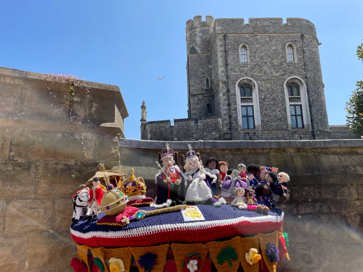 郵筒上的英國王室布偶  攝於溫莎城堡     圖/觀點前線