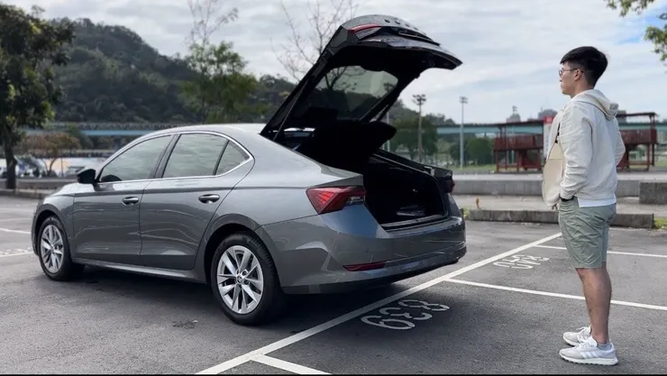 精準的腳踢尾門