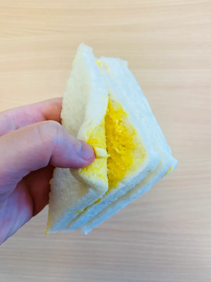 起司芥末蛋沙拉三明治的屁股