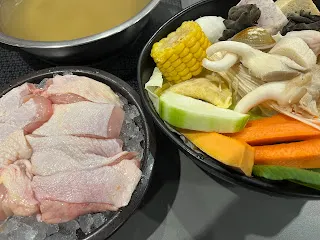 人類對於基本能力的鍛鍊還是必要的。如果越不去思考如何寫作，就越來越寫不出來，這是大腦的運作法則，跟腸胃消化功能一樣，基本上這種先天的標配無法升級進化。所以。月光認為，持續寫作還是有意義有存在的，也能證明自己是每天每天都認真的在活著。