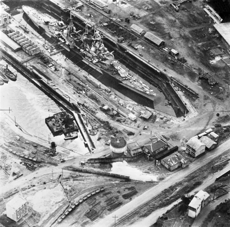 希佩爾海軍上將號在布雷斯特乾船塢，由PRU噴火式戰鬥機於1941年拍攝