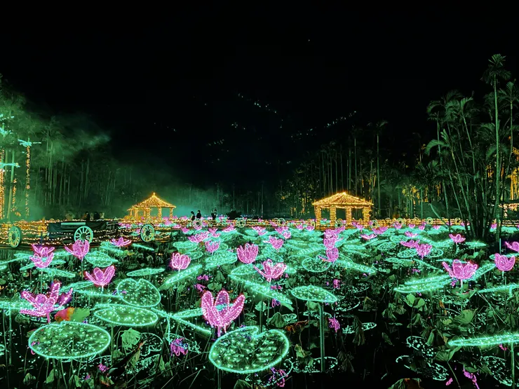 夜間水上樂園-取自Photo-ac-創作者Laboko