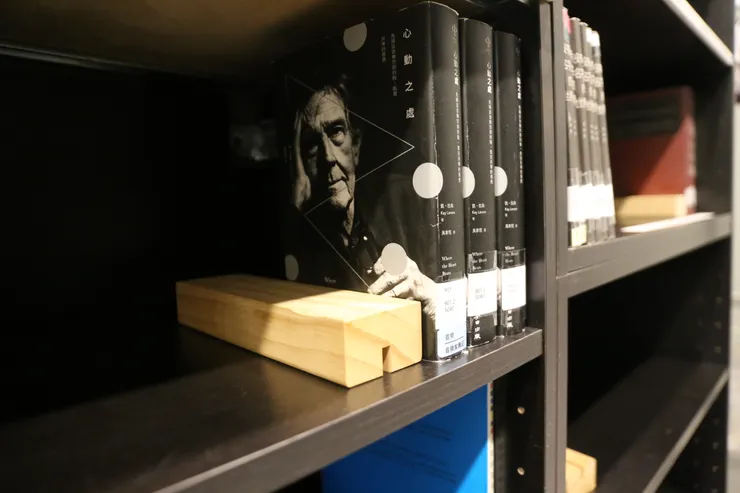 由聲音主題衍伸，描述聲音而同時兼具文學性的選書，提供內閱和外借。