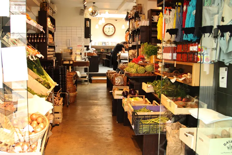 進門後的走道有些菜市場的氛圍,右轉是有冷氣的起士賣店,左轉是用餐區