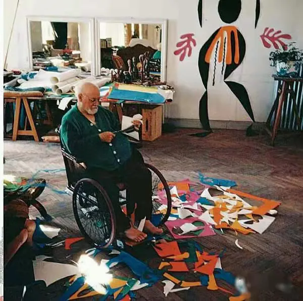 (馬蒂斯與剪紙,圖片來源:https://reurl.cc/gDd6xb)