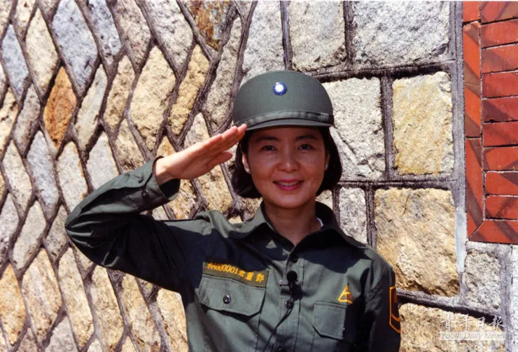 金馬標誌性的的政治宣傳,永遠的軍中情人:鄧麗君(圖片來源:國家文化資料庫)