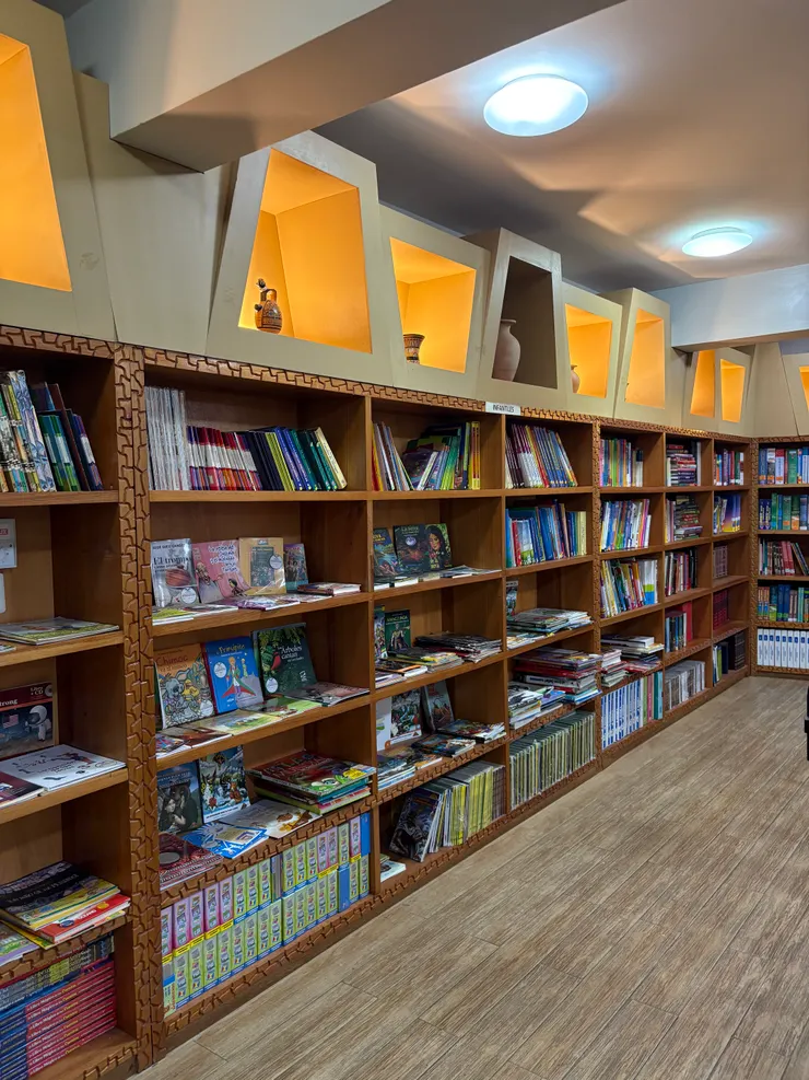 圖書館內部，也有梯形窗的設計