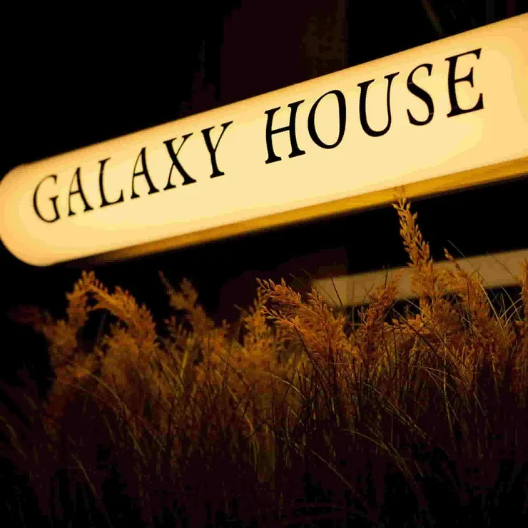 Galaxy House 銀河會所 松山店，門口招牌