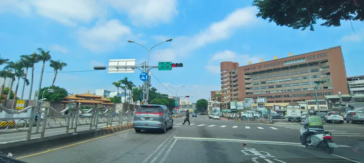 崇德路新民高中和殯儀館對望，先岳父在這邊退休在那邊發喪。