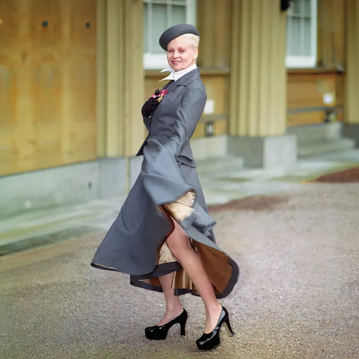 時裝設計師薇薇安·魏斯伍德 Vivienne Westwood 在倫敦白金漢宮接受由伊莉莎白二世女王頒發的英國帝國勳章(OBE)。圖片來源:Martin Keene - PA Images/PA Images via Getty Images。