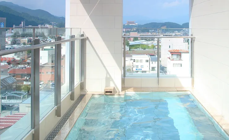 湯池不算大，但景色真的不錯。圖取自官網