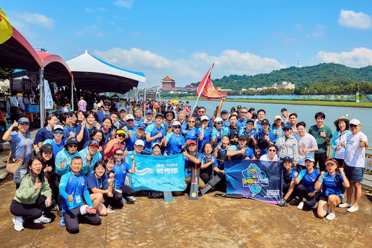 政大IMBA跟EMBA今年一起參加龍舟賽 (圖片來源: 政大IMBA臉書)