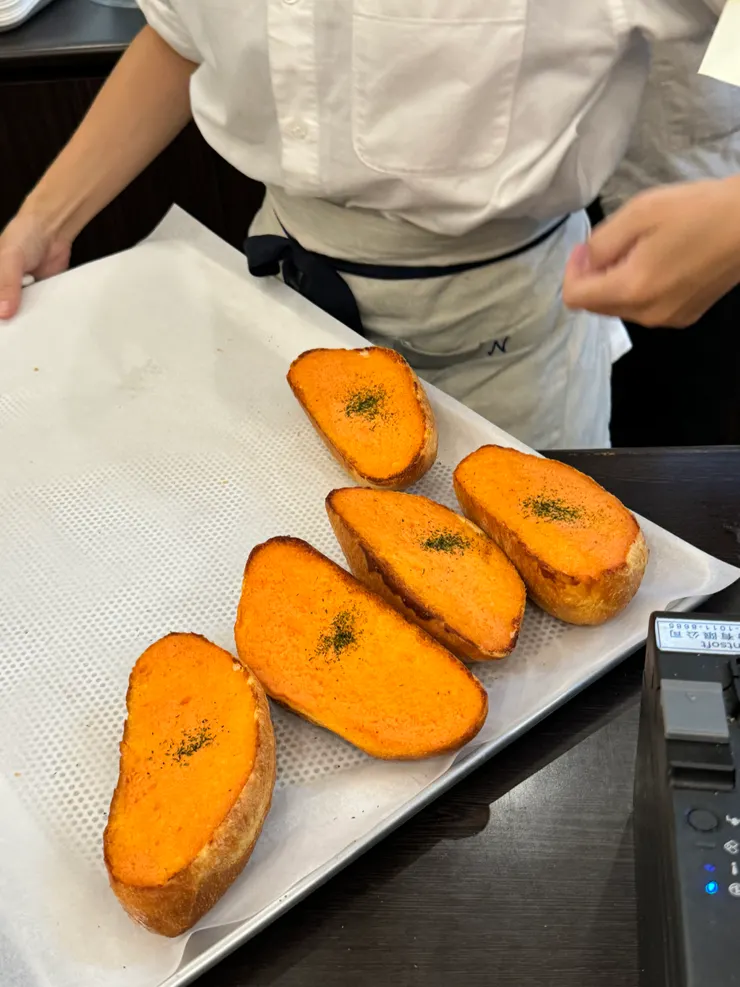 剛出爐還沒端到中島，就已經被客人搶到快沒了XD