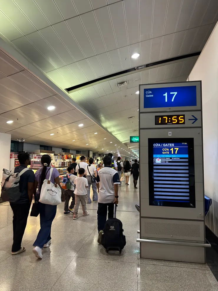 胡志明市機場退稅請，在過完海關檢查，往這裡走