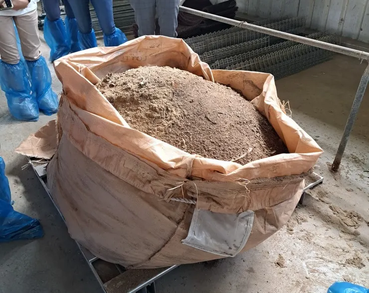 這是使用了兩年的墊料，一點也不臭，形如沙土