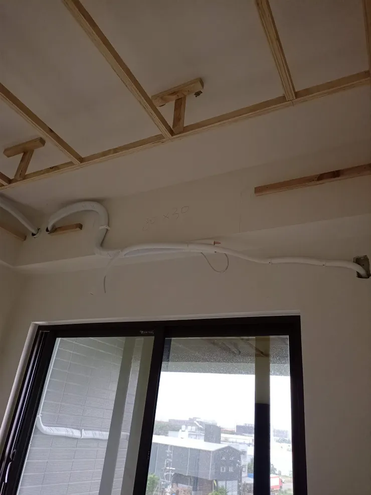 木作天花板施工前，空調需要先進場配管