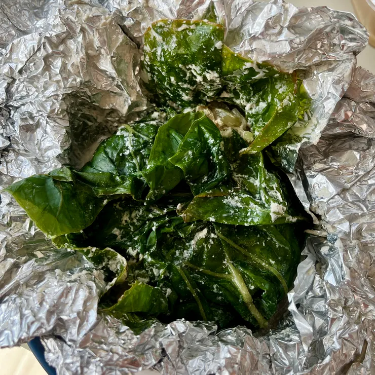 第一次200度烤了20分鐘後，芋頭葉還都是綠的，有點意外