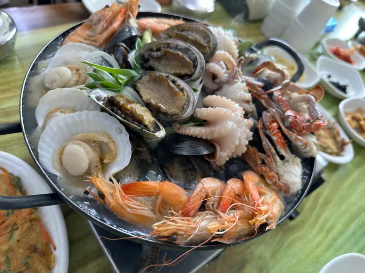 我很害怕有點奇怪味道的海鮮；但是還沒碰上；很幸運全部都新鮮