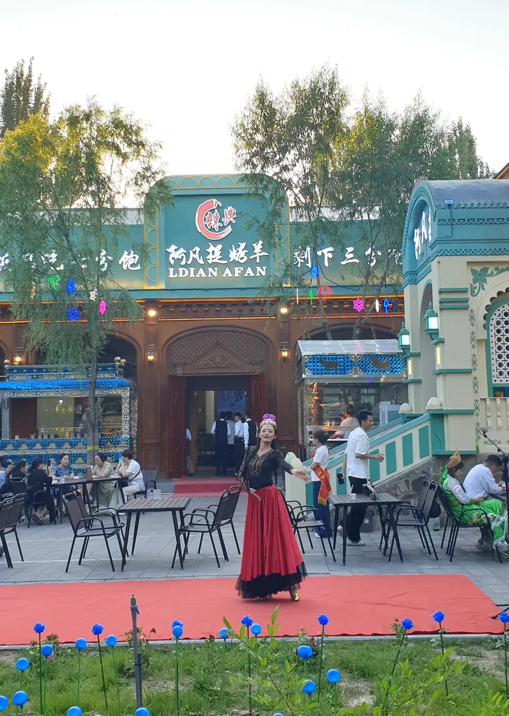 此處充滿異域風情，能見到少數民族的音樂與舞蹈