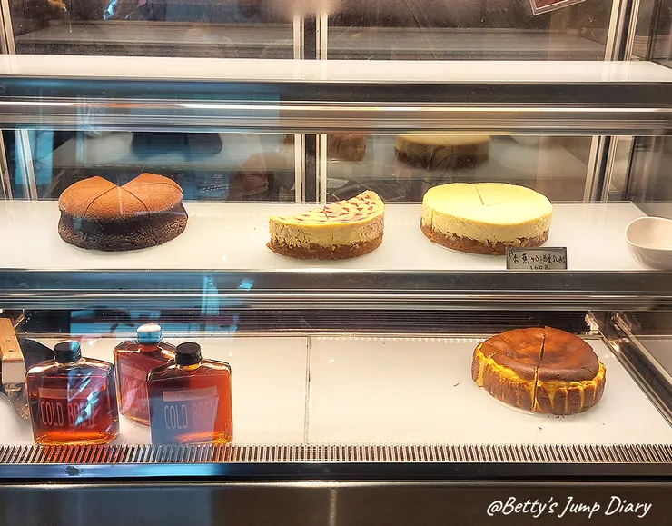 ▲踏踏咖啡-蛋糕櫃/圖片來源：Betty's Jump Diary
